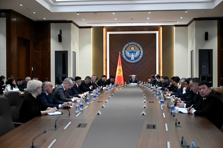 Глава кабмина поручил создать электронную систему перевода учеников между школами