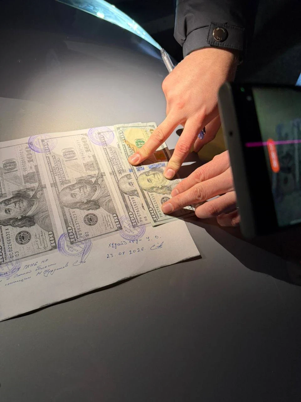 Ош облусунда эки тергөөчү кармалды, аларды талап-тоноодо шектешет