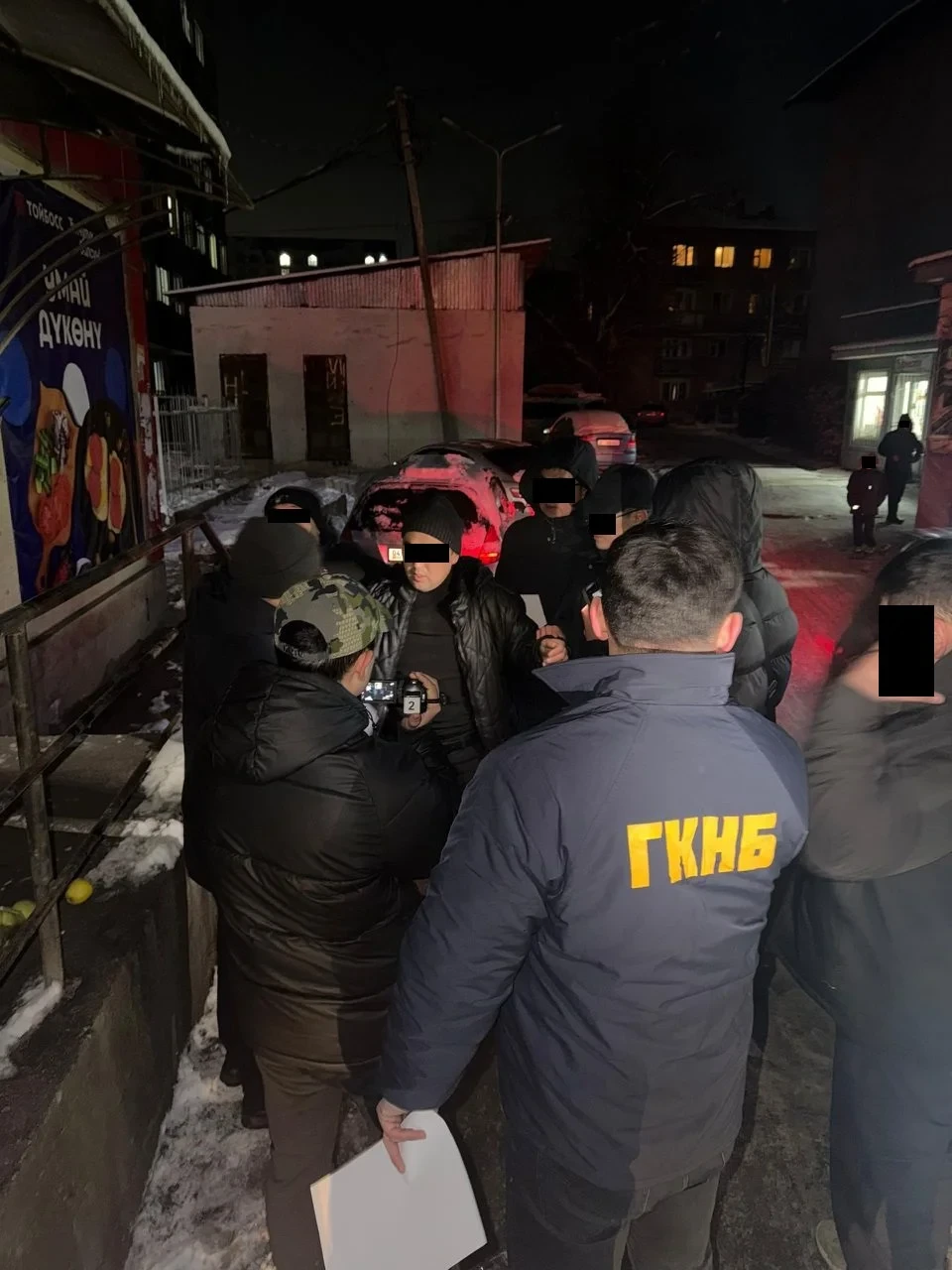 Ош облусунун ИИБ кызматкерлери пара алып жаткан жеринен кармалды