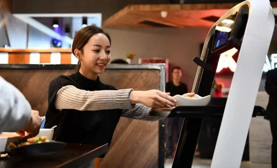 Первый ресторан под управлением ИИ начал работу в Китае