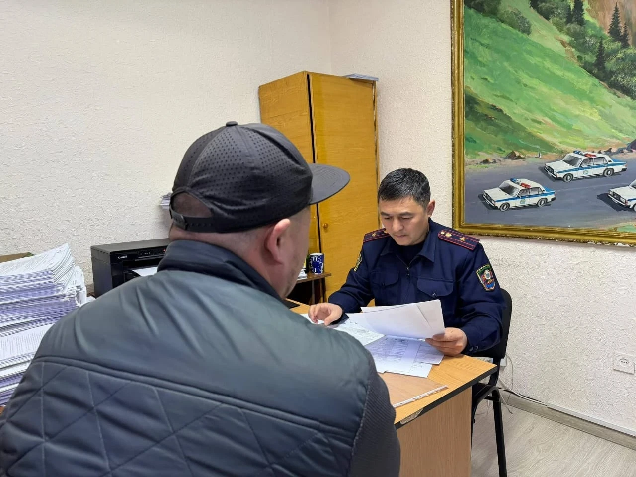 The Ministry of Internal Affairs urges Kyrgyz citizens not to delay obtaining taxi licenses.