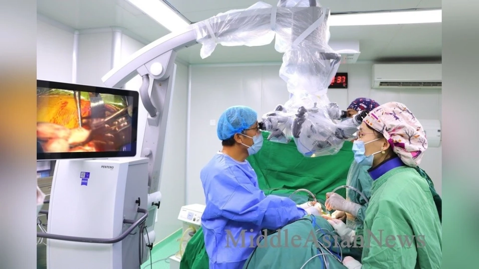 Хирурги Национального центра травматологии успешно провели микроскопическую операцию на позвоночнике. Фото