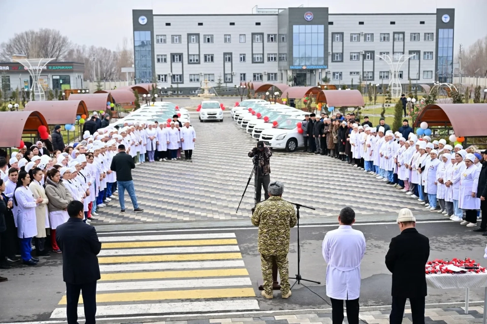 Камчыбек Ташиев 34 унааны Эне жана бала борборуна өткөрүп берди