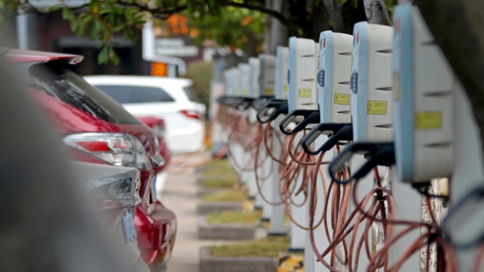 Узбекистанда электр заряддоо станциялары жана аларга тиешелүү бөлүктөр бажы төлөмдөрүнөн бошотулат