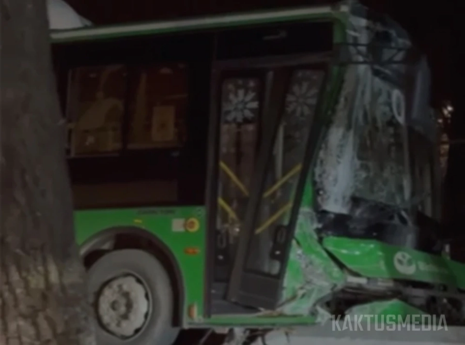 Жол кире турган автобус Москва көчөсүндө жол кырсыгына учурап, стөлдү уруп кетти (жаңыланууда)