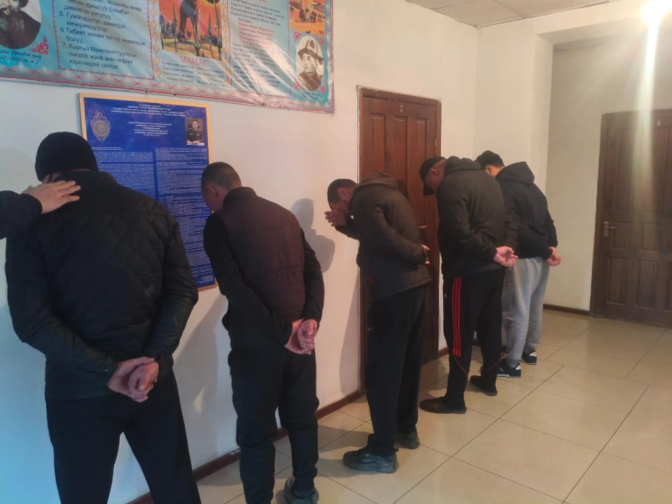Ысык-Ата районунда милиция айылдаштардын ортосундагы мушташтын себептерин аныктоодо