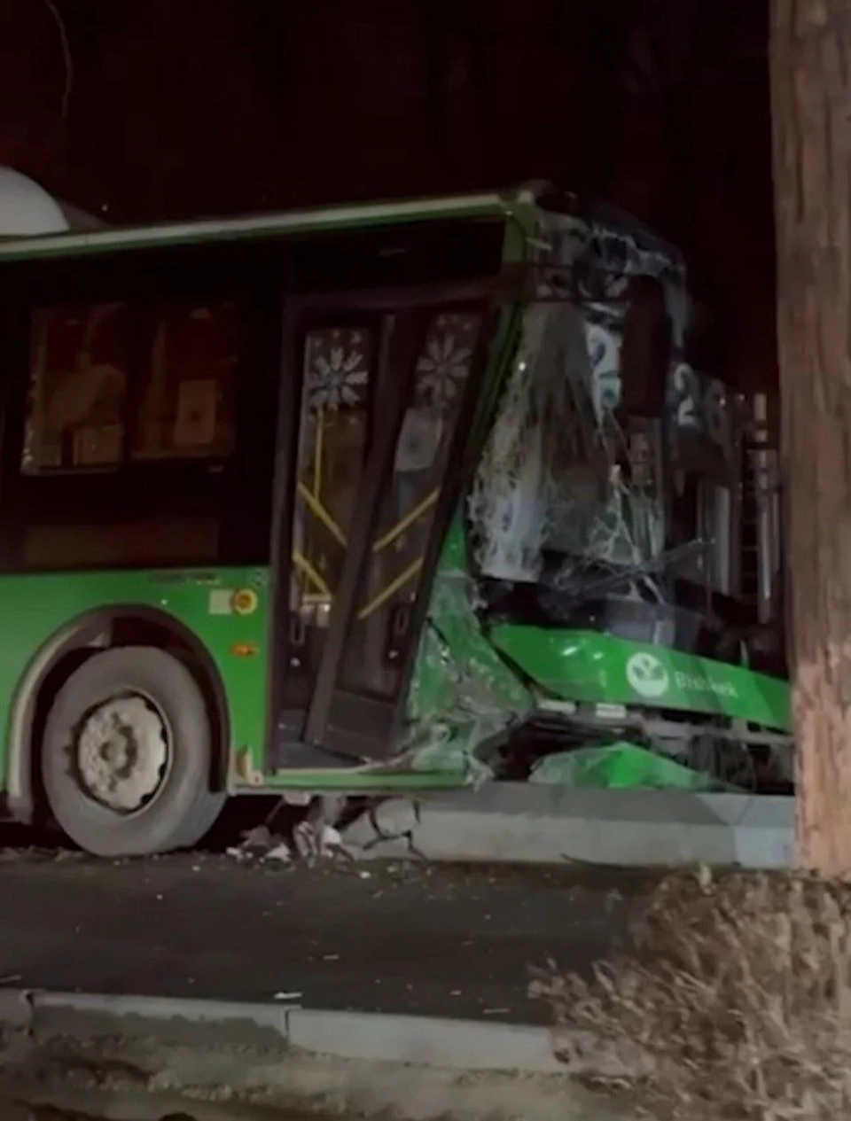 In Bishkek, a bus and a car collided: three people were hospitalized