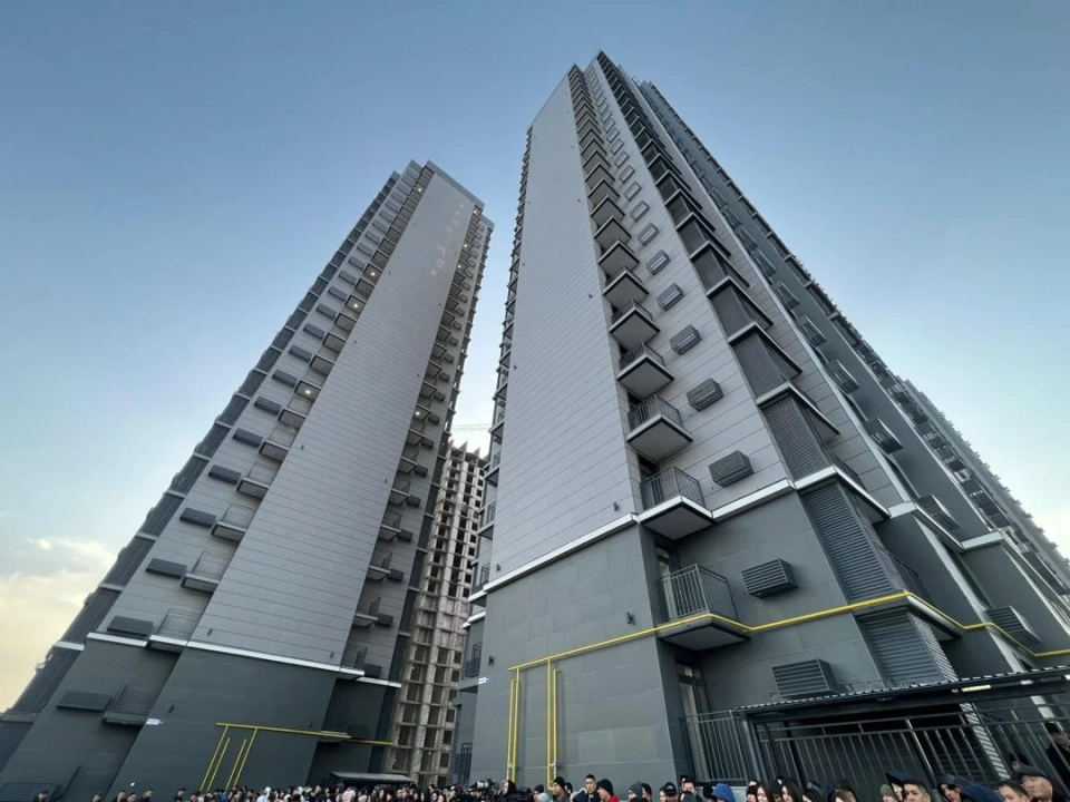 Sadyr Japarov handed over the keys to new mortgage apartments in the residential complex "Muras"