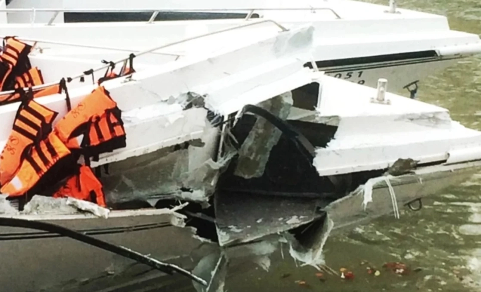 In Phuket, over 20 tourists were injured in a boat crash, there are casualties