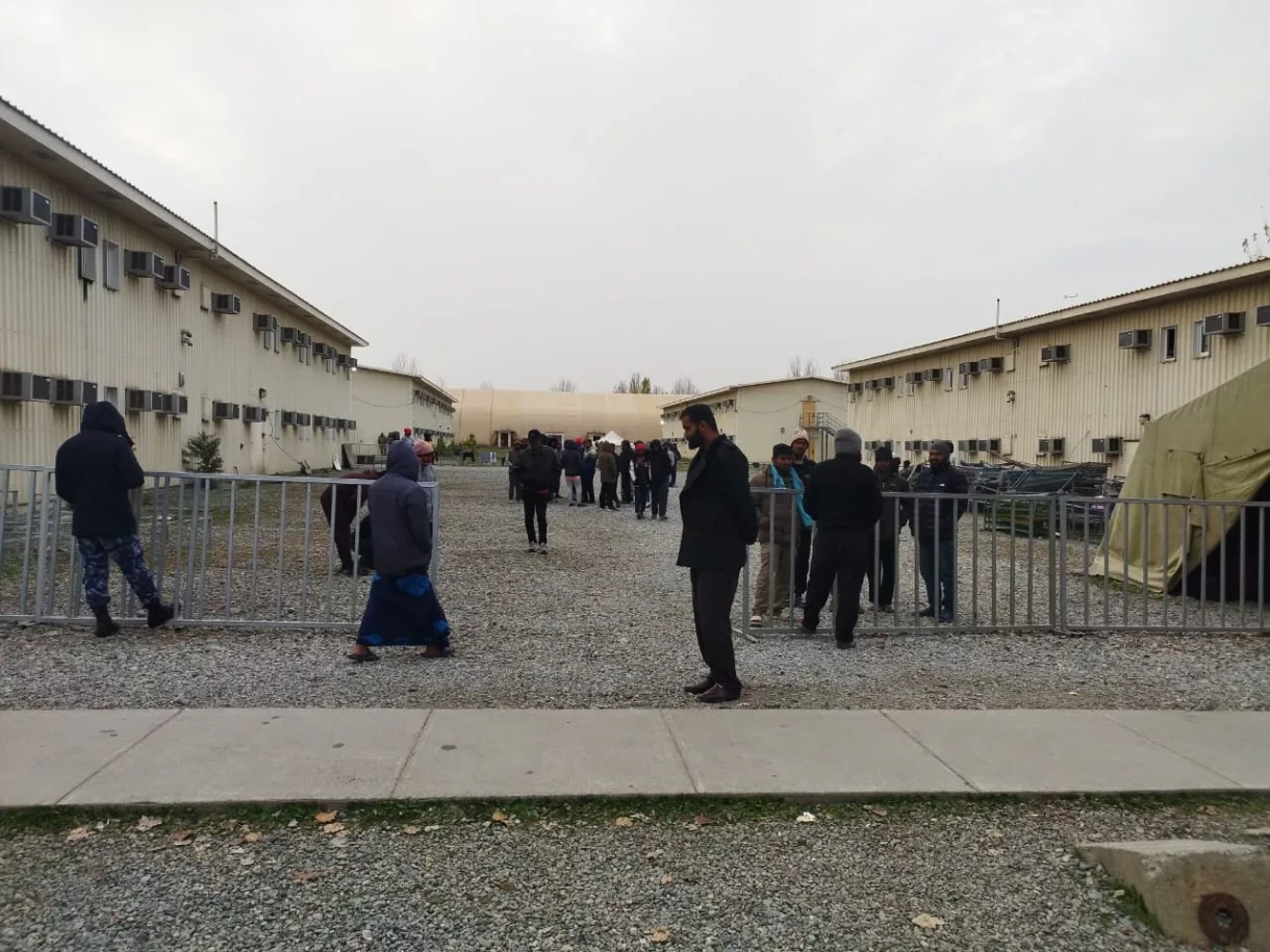 Омбудсмен Кыргызстана билдирди, институттун кызматкерлерине чет өлкөлүк жарандарды убактылуу кармоо борборунун аймагына кирүүгө эки жолу баш тартылган.