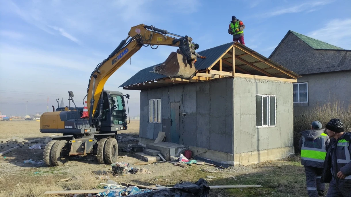 Документсуз — бульдозердун алдында: Бишкекте кайрадан мыйзамсыз үйлөр бузулууда