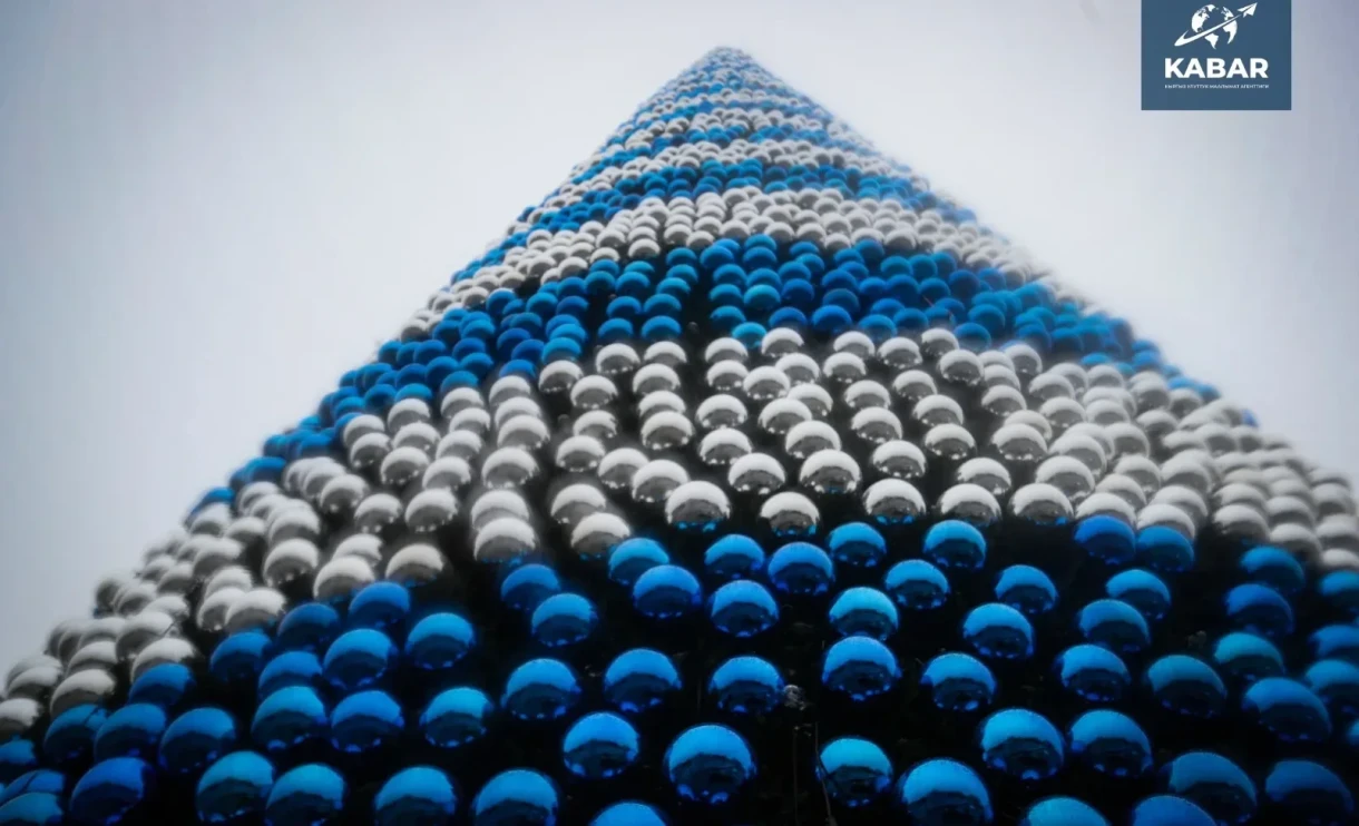 Бишкекте өлкөнүн башкы жаңы жылдык шырдактарын демонтаждоо башталды