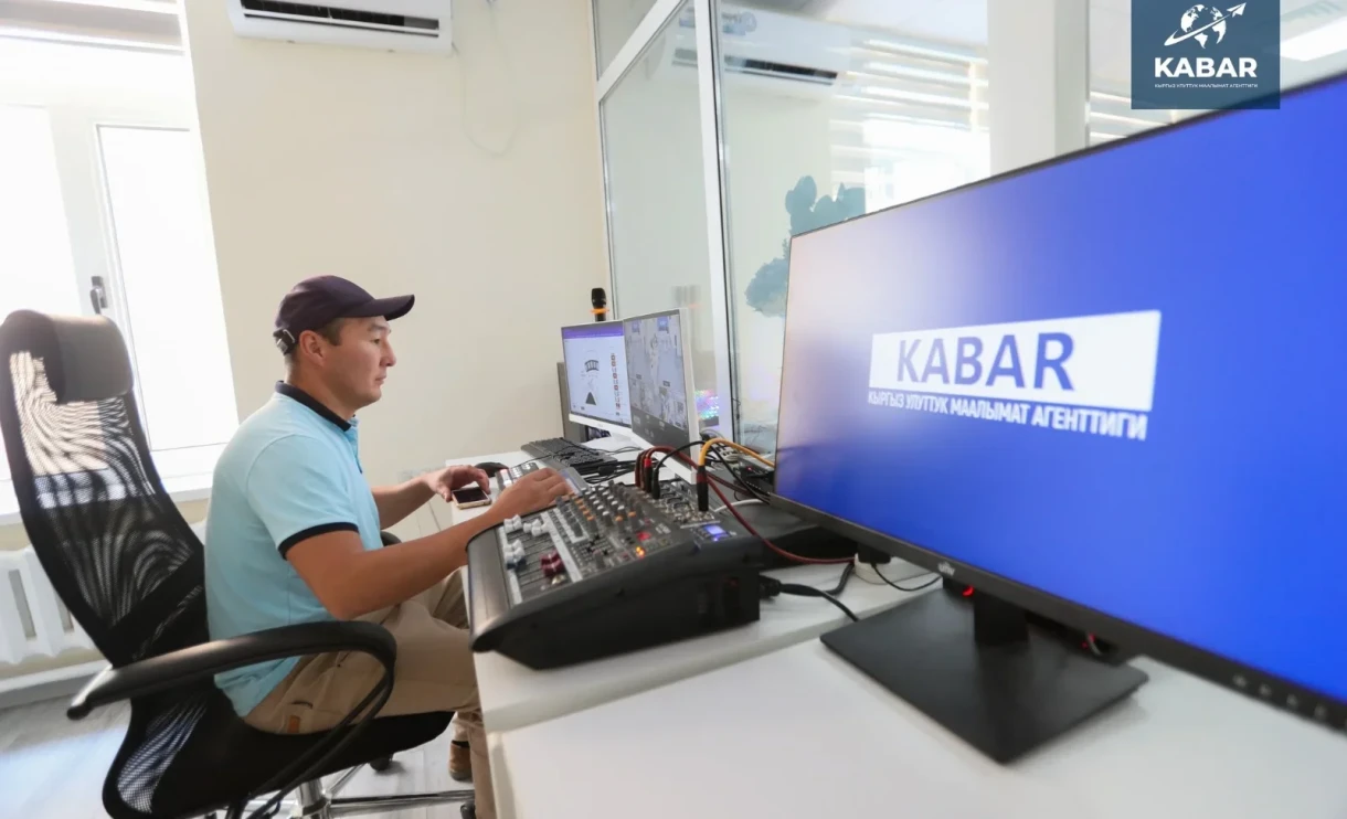 Зарплаты сотрудников госСМИ повысят с апреля 2026 года