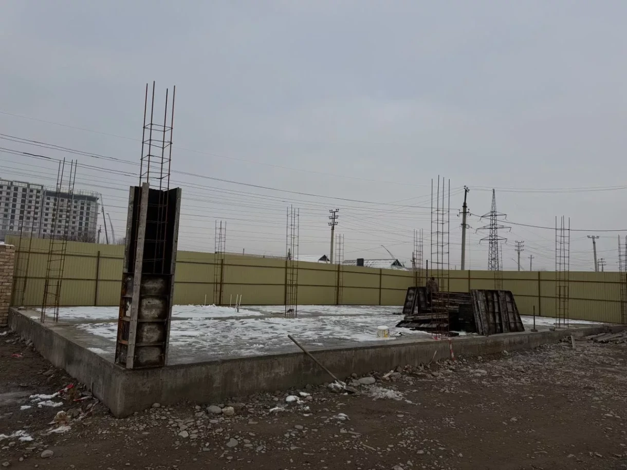 Манас шаарында курулуш компаниясынын иши уруксат берүү документтери менен байланышкан көйгөйлөрдөн улам токтотулду