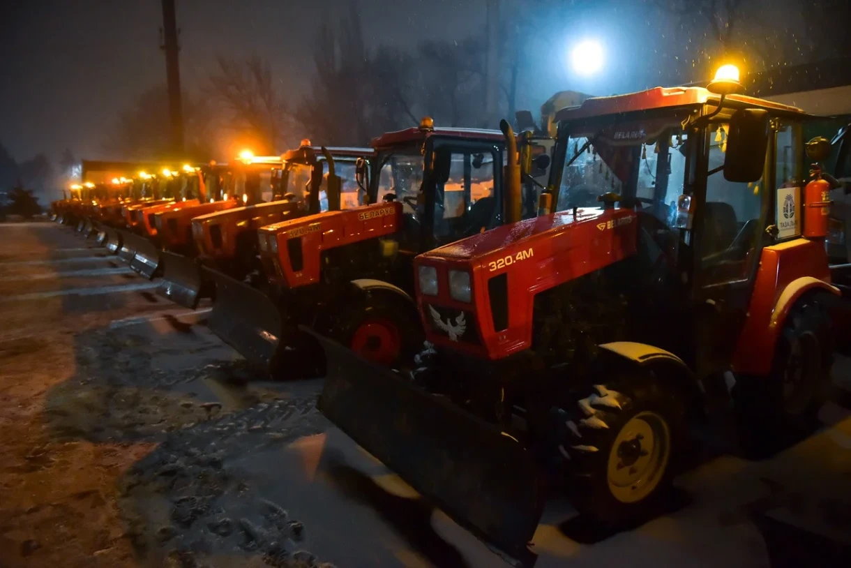 «Тазалык» түн ичинде Бишкектин көчөлөрүн кардан тазалоого киришти