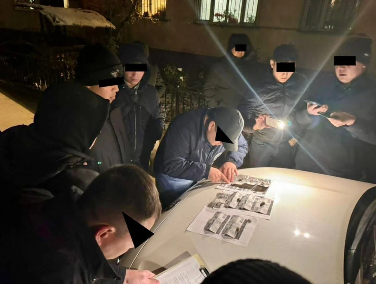 Ошто чет элдиктерди «крышевать» кылууда шектелген участковый милиционер кармалды