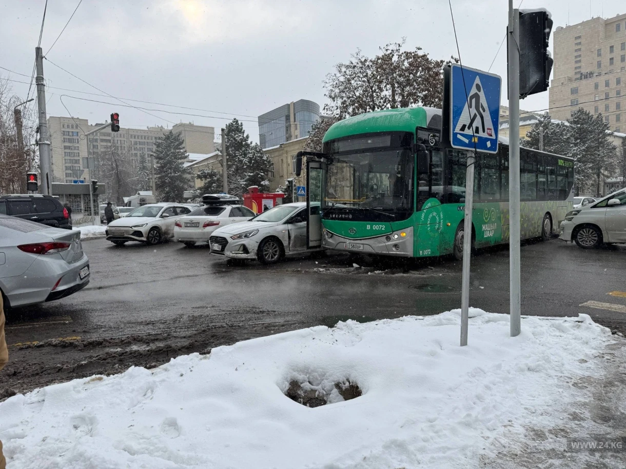 Бишкектин борборунда электробус жеңил унаа менен кагышты