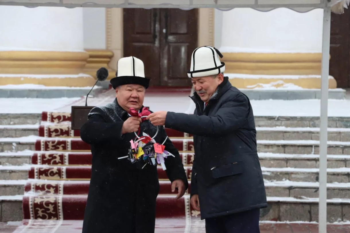 Адылбек Касымалиев Минэнергого 40тан ашык атайын транспорт тапшырды