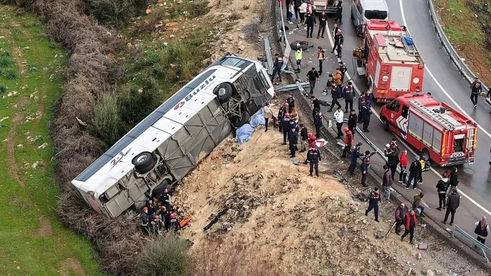На юге Турции перевернулся пассажирский автобус. Есть погибшие