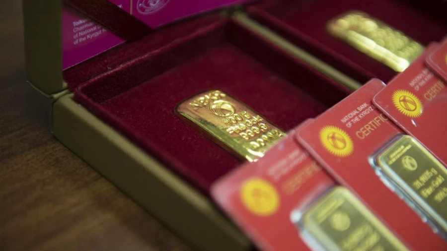 После обвала цен на золото кыргызстанцы бросились сдавать слитки в «Кыргызалтын»