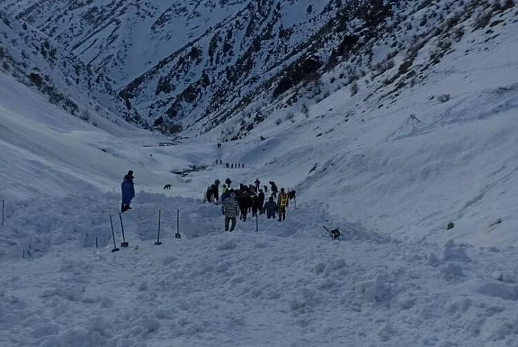 Мужчина, который попал под снежный обвал на джайлоо в Кара-Кульдже, погиб
