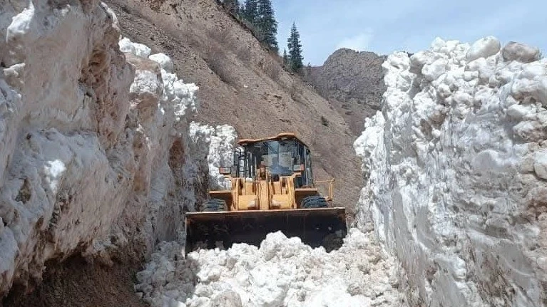 Лавина коркунучу Өзбекстандын алты аймагындагы тоо аймактарында жарыяланды