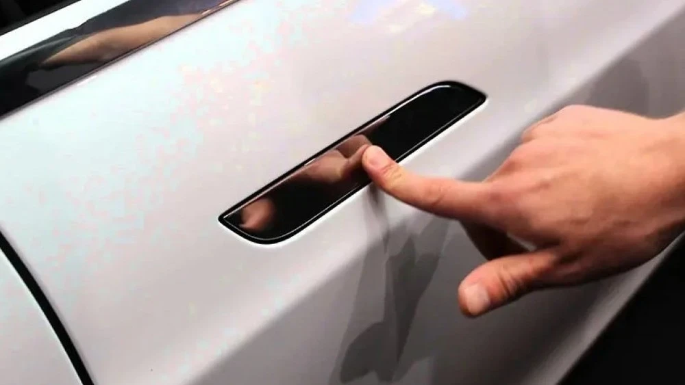 Кытайда электрондук жана жашырын эшиктин колдонуучулары бар унааларды чыгарууга тыюу салынды