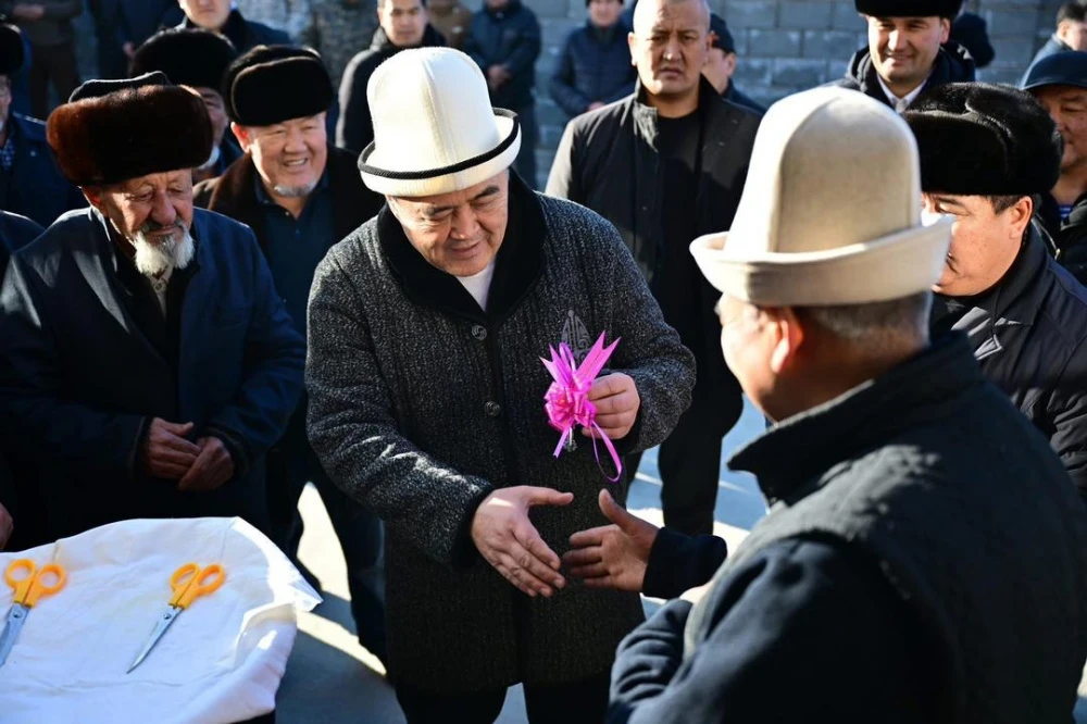 Камчыбек Ташиев передал сельскому мулле ключи от дома