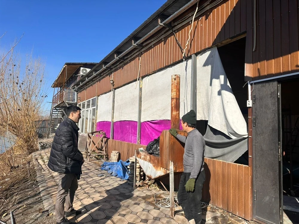 В столичном микрорайоне «Аламедин-1» начался демонтаж кафе «Мираж»