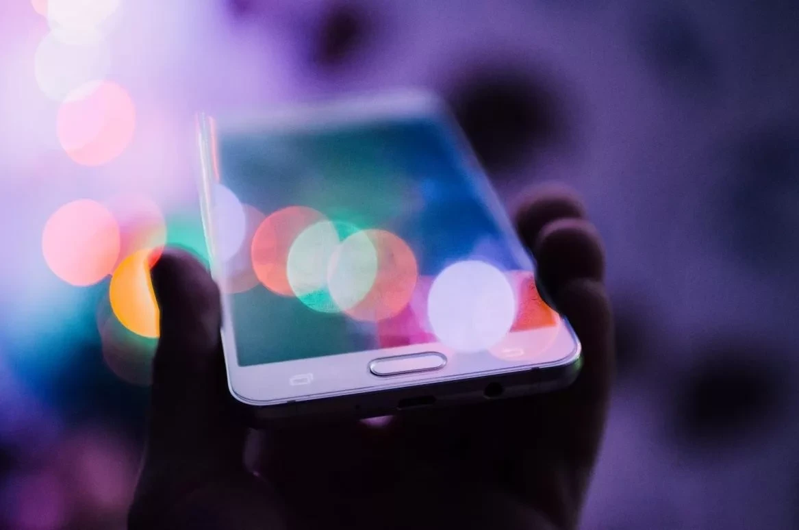 Smartphones choose how our memories will look. They may be appealing, but this can change our perception of the world.