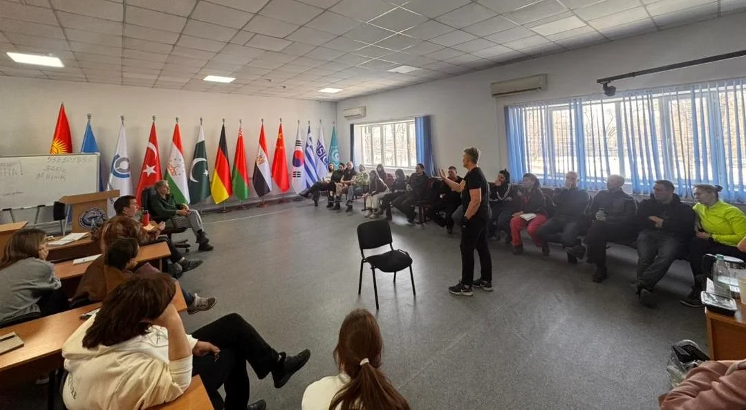 The dog handlers of the GTS were trained in modern training methods