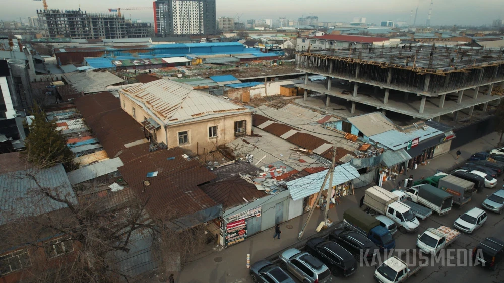 Очередной снос: в центре Бишкека демонтируют строительный рынок (фото, видео)