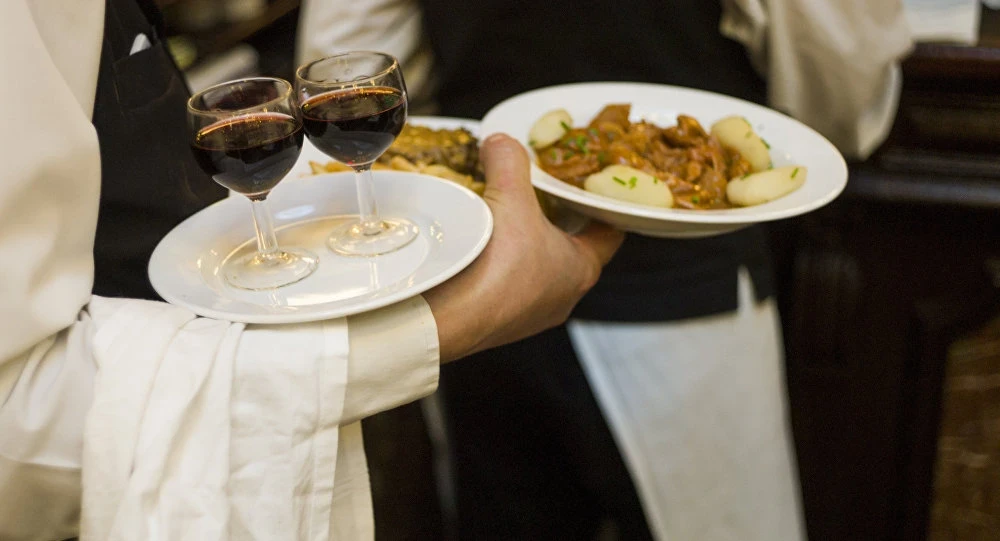 «Натворили делов, весь ресторанный бизнес трясет». Как в Кыргызстане «отменили» сервисный сбор в общепите