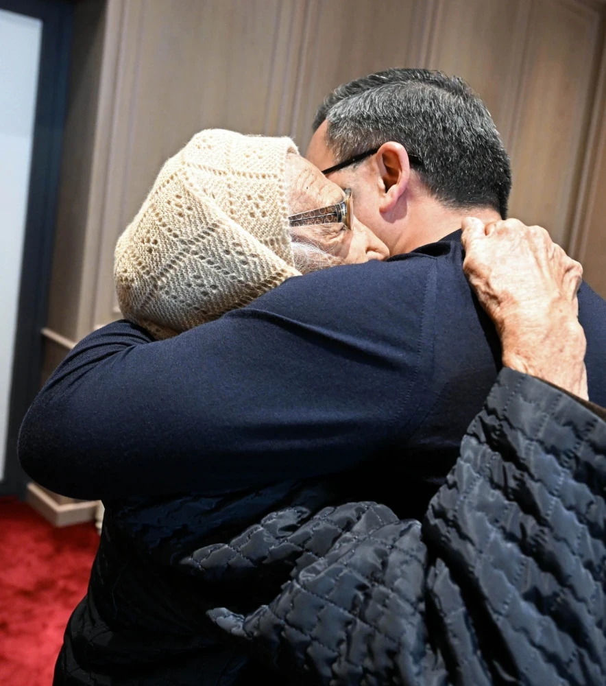 Садыр Жапаров встретился со своей первой учительницей