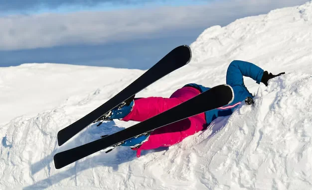 На базе «Кашкулак» девушка, катаясь на лыжах, сорвалась в ущелье