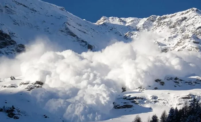 МЧС предупреждает о лавиноопасной обстановке на перевалах