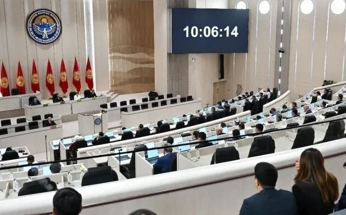 Президент: Жогорку Кенештин депутаттарын "генералдын тарабына" өтүүгө мажбурлашкан