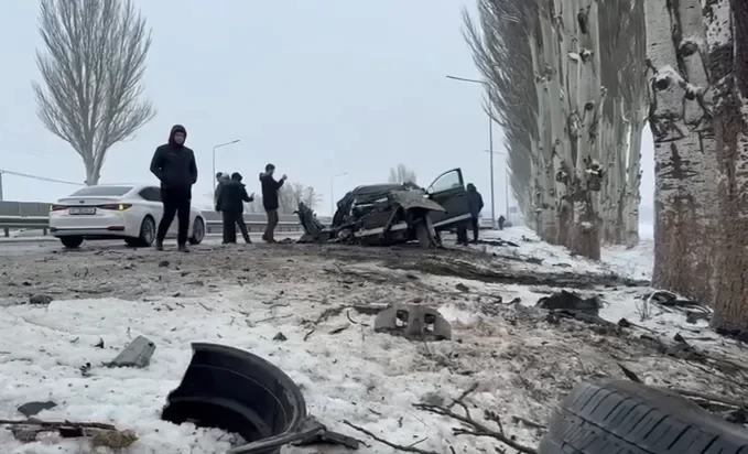 On the way to Manas Airport, a traffic accident occurred, and the driver was injured.