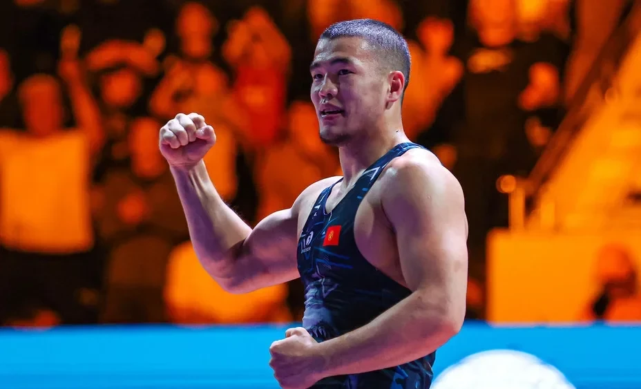 Акжол Махмудов победил болгарского соперника на международном турнире в Бишкеке