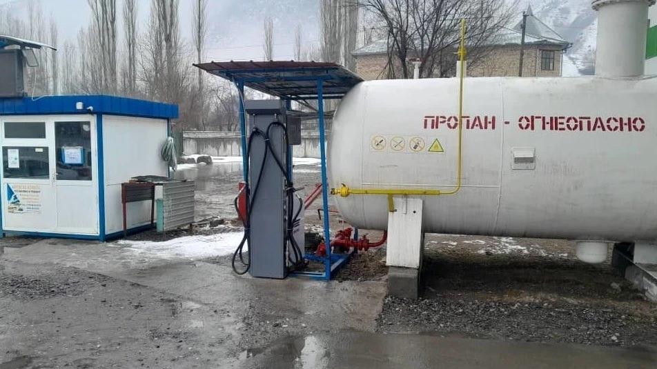 The illegal autogas station at the "ASK Neft" filling station was dismantled by the Ministry of Construction.