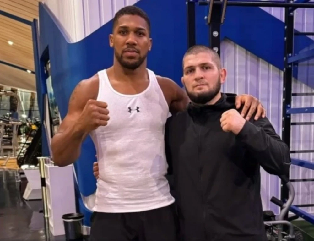 Джошуа Дубайдагы ММА мушкерлери менен жолугушуудан кийин талкуулардын борборунда болду