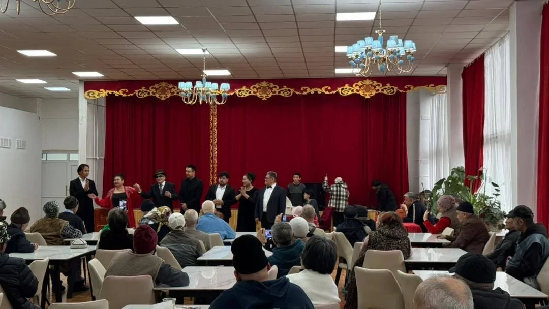 Artists of the Bishkek Opera and Ballet Theater gave a concert at the nursing home for the elderly and disabled.