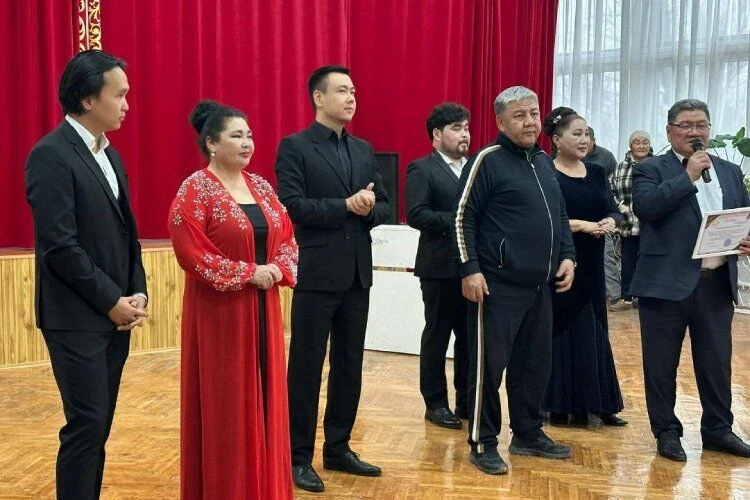 Опера жана балет театрынын солисттери кары адамдар үчүн концерттер өткөрүштү