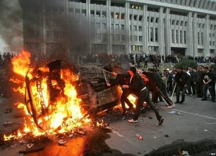 Жапаров төңкөрүштү кыялдангандарга качып кеткен президенттердин тагдырын эскертти