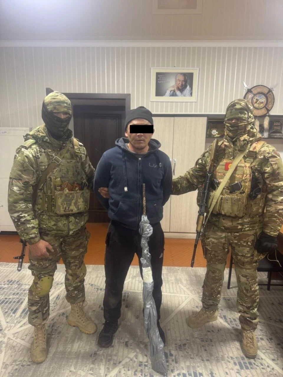 Обыски у ОПГ в Балыкчи: изъято оружие, пойман мошенник