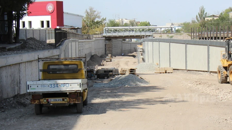 Газ түтүктөрү жана "кызыл китептер" шаардыктарга Бишкек мэриясынын Бакаев көчөсүн ачышына тоскоол болууда