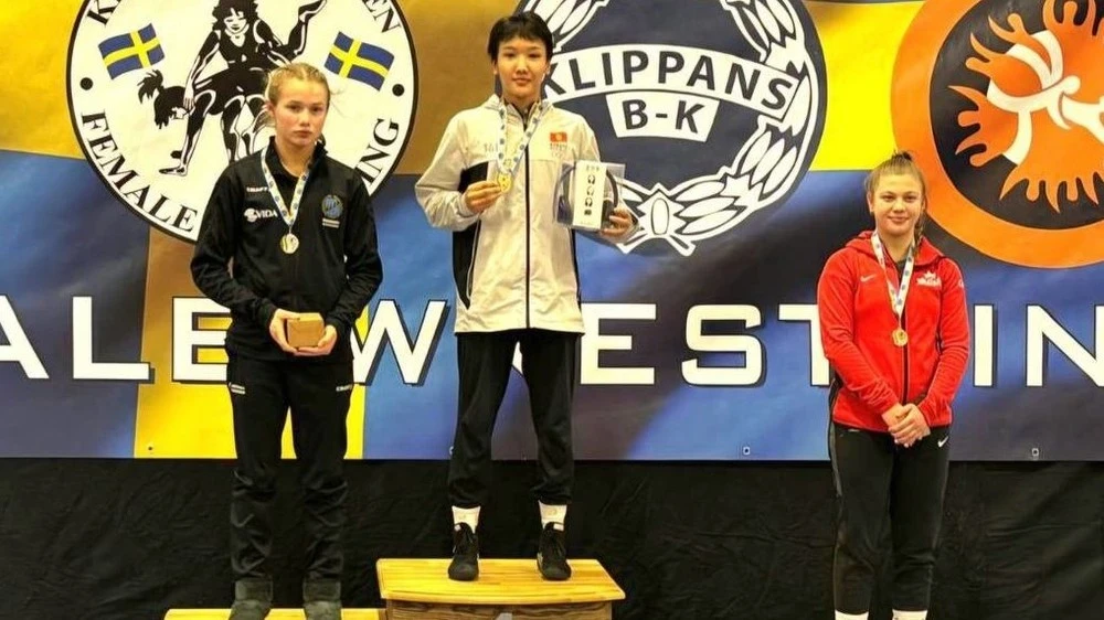 Две кыргызстанки завоевали золото на турнире по борьбе Klippen Lady Open