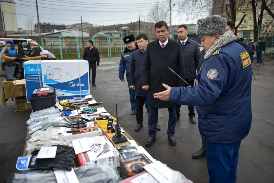 Бишкек шаарынын мэри ӨКМге жаңы атайын каражаттар жана жабдууларды тапшырды