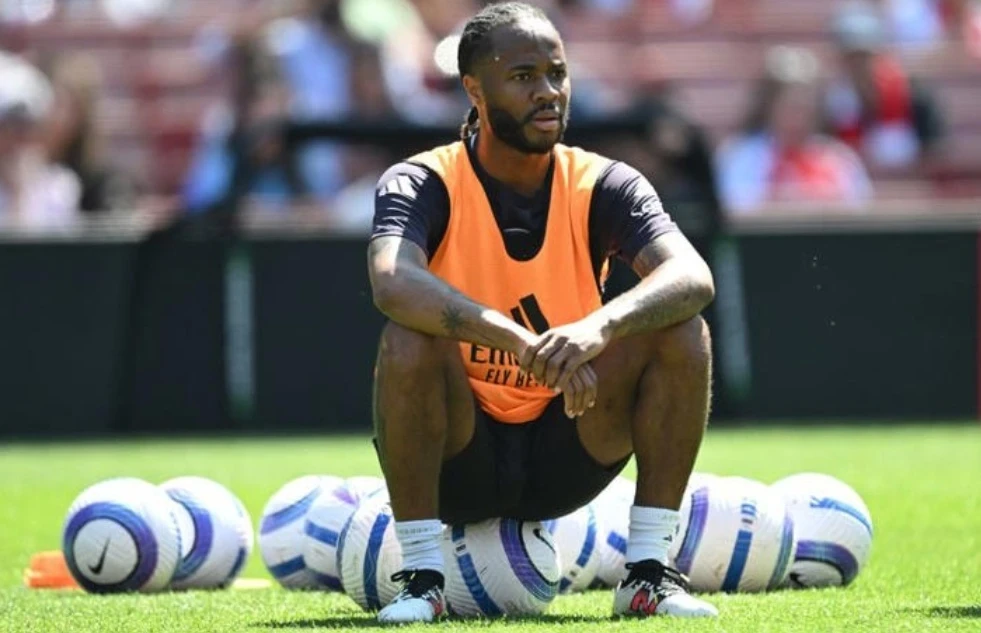 Ван Перси: Стерлинг убактылуу жаңы команда менен машыгуудан четтетилди