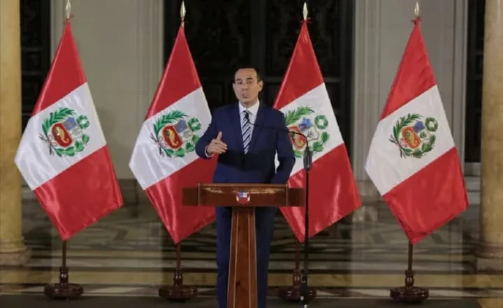 Перу Конгресси президент Хосе Хери кызматка киришкенден төрт ай өткөндөн кийин кызматтан четтетти